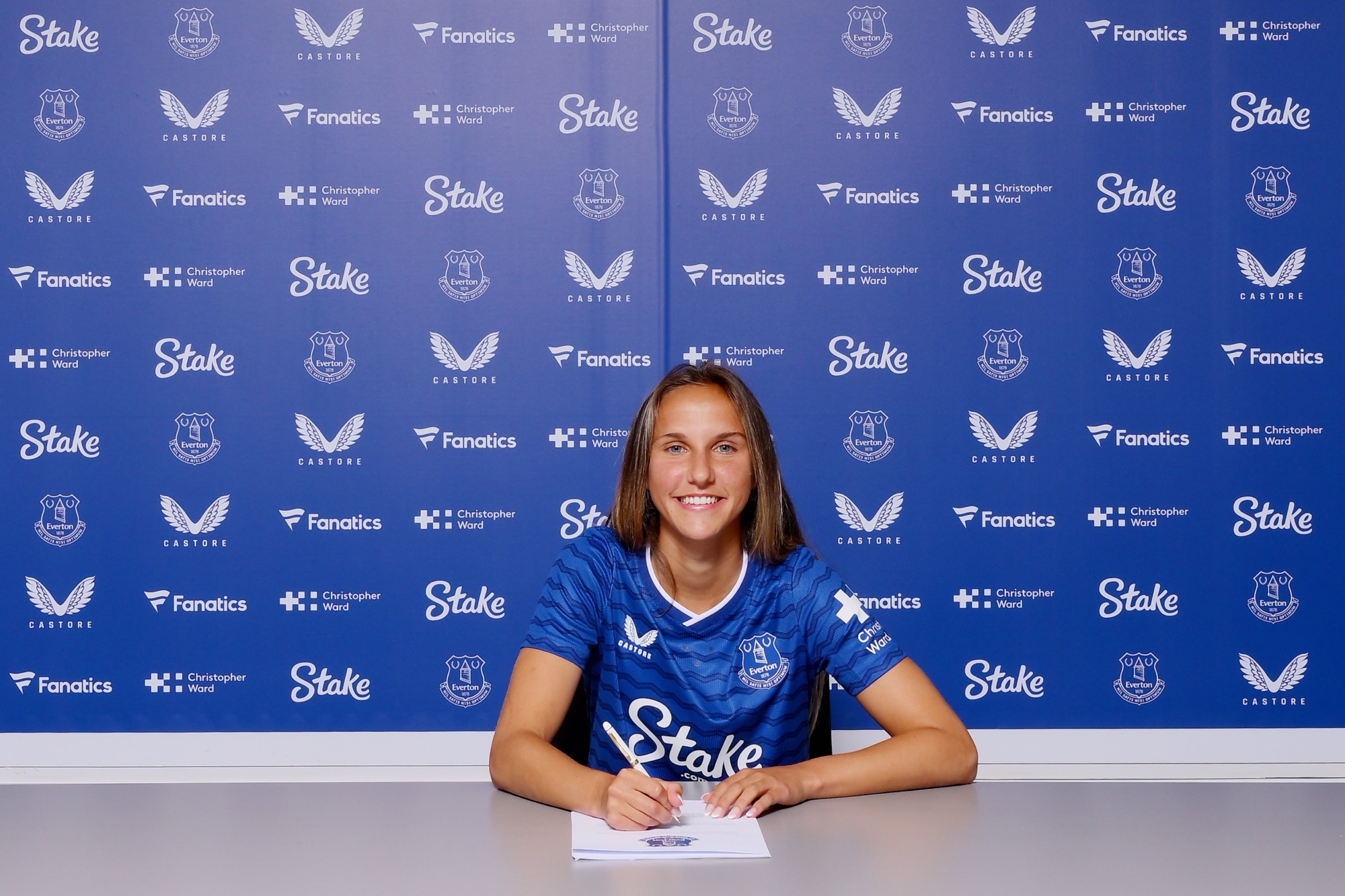 Everton sign Dutch midfielder Rosa van Gool