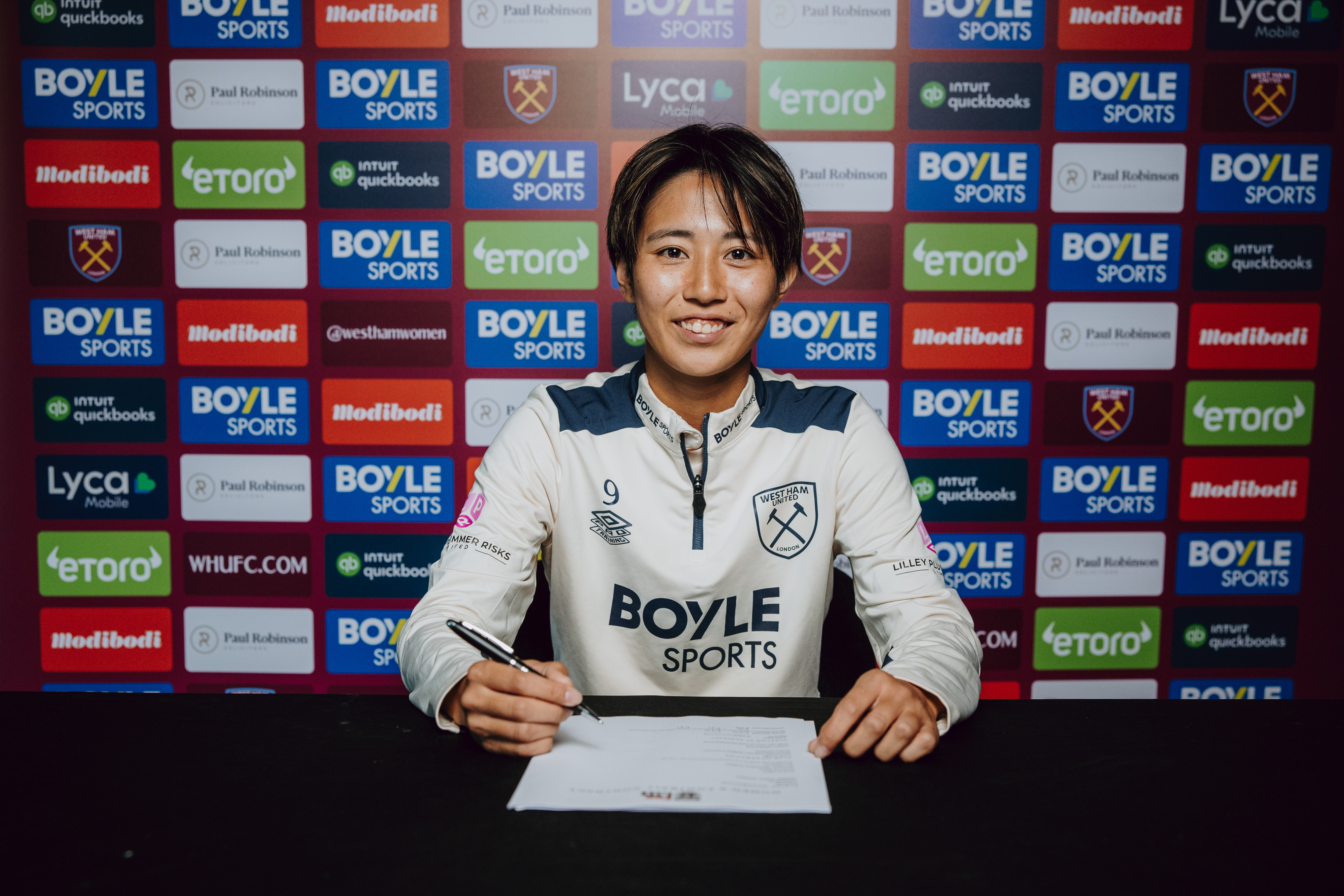 West Ham striker pens new deal in east London