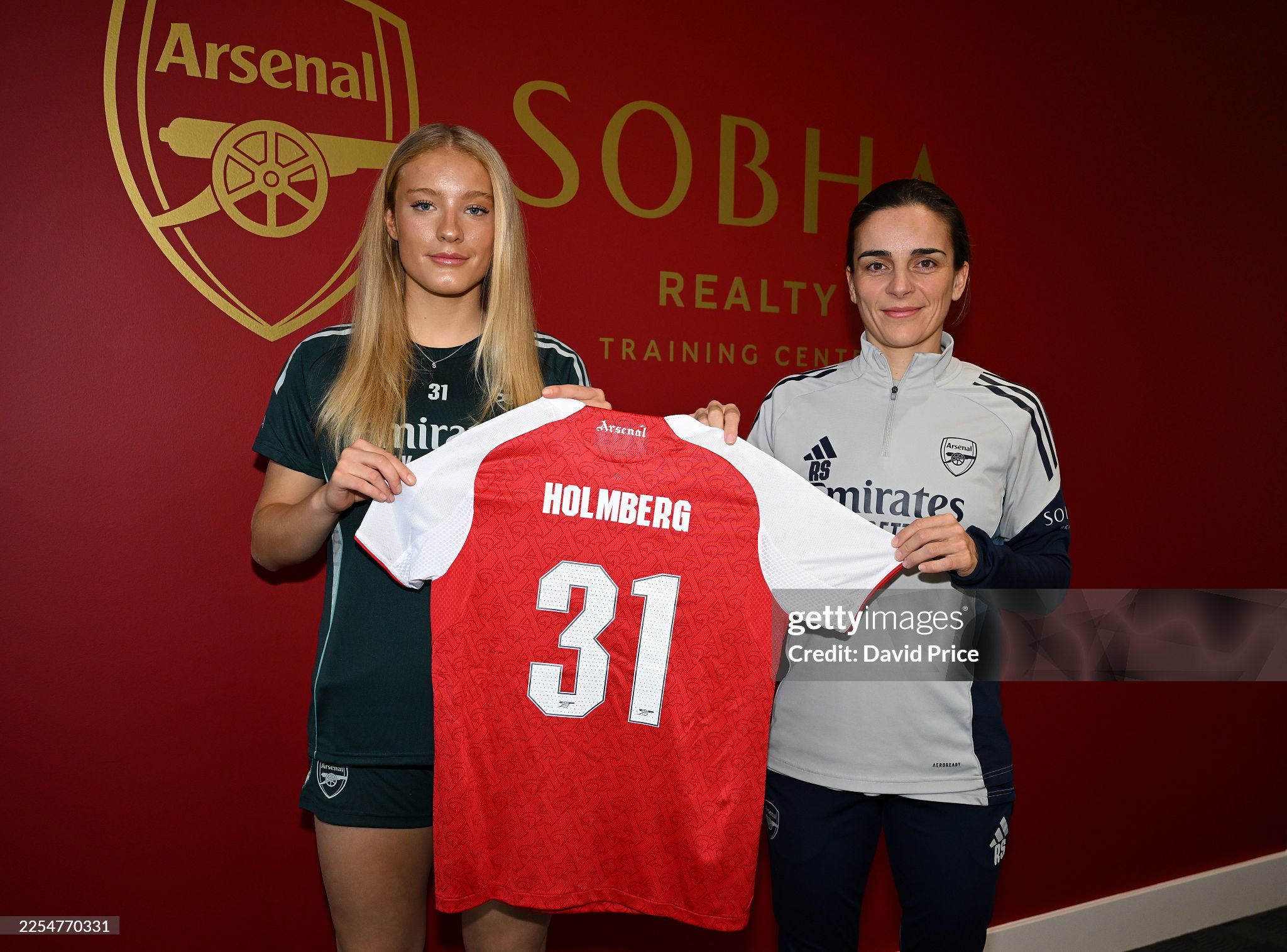 Arsenal sign Swedish fullback Smilla Holmberg